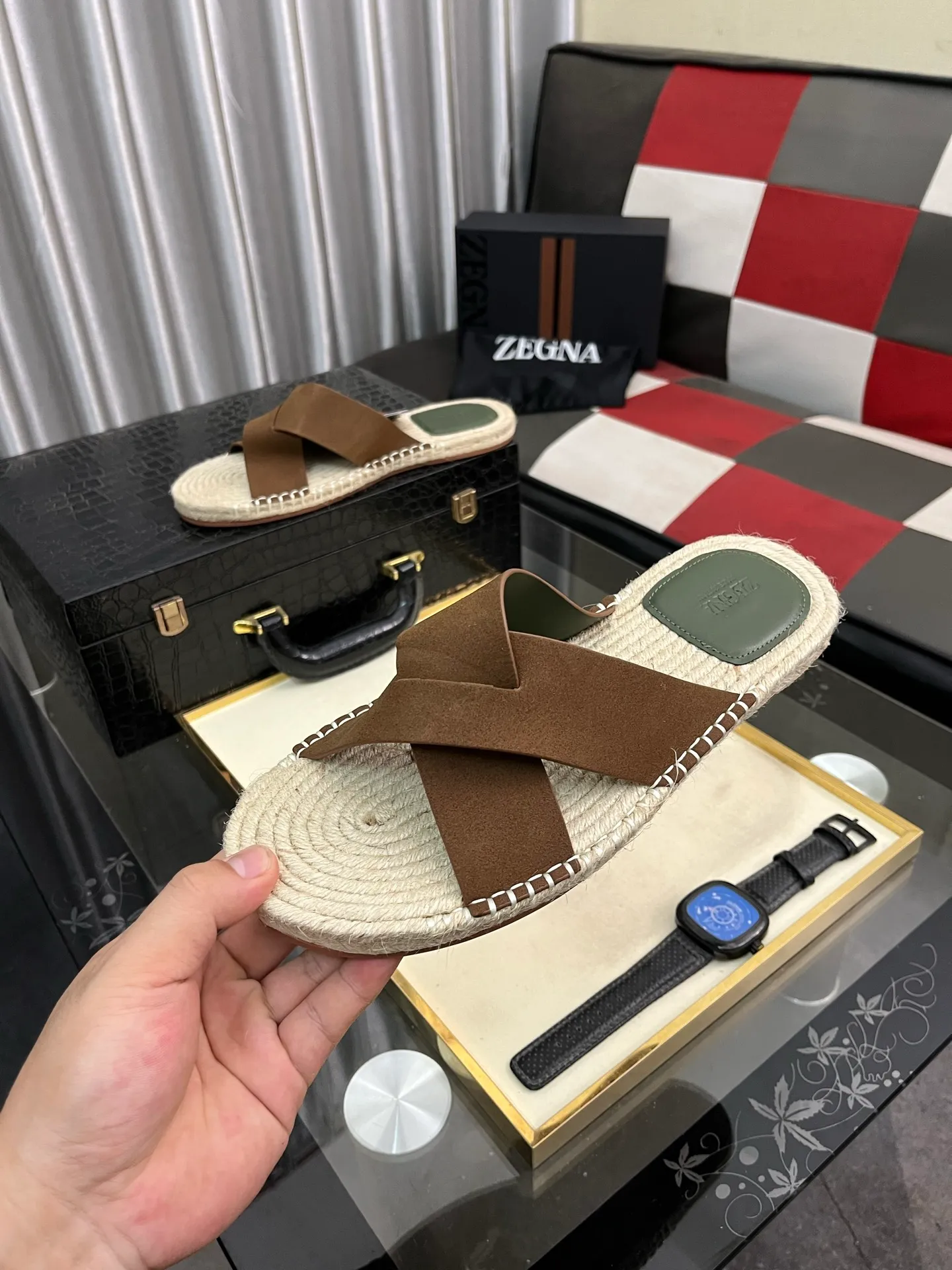 Men's shoes 💰320⌚️⌚️《HERMES》Hermès 💁♂️Men's casual slippers, compare the quality at the counter🧚🏿♂️ The upper layer has a stone pattern with clear texture, showing high-end, high-end, comfortable to wear and versatile. Purely hand-pulled, raw rubber breathable outsole, breathable and comfortable lambskin lining, 100% comfortable density, original rubber outsole wear-resistant code number 38-44. Can be customized 45-46-47